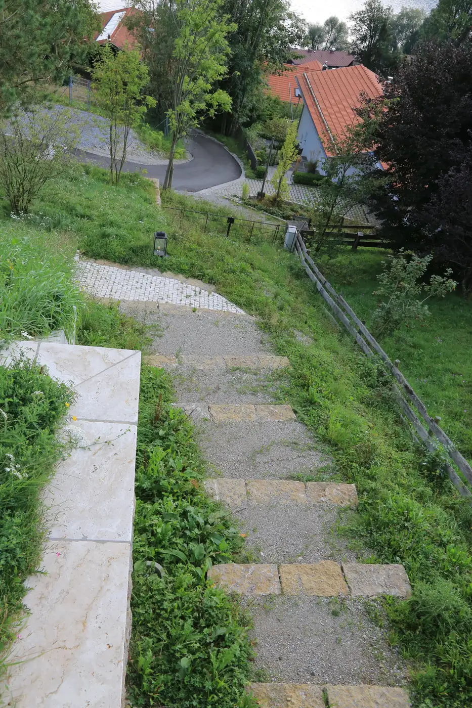Der Trittplattenweg zieht am Hang entlang