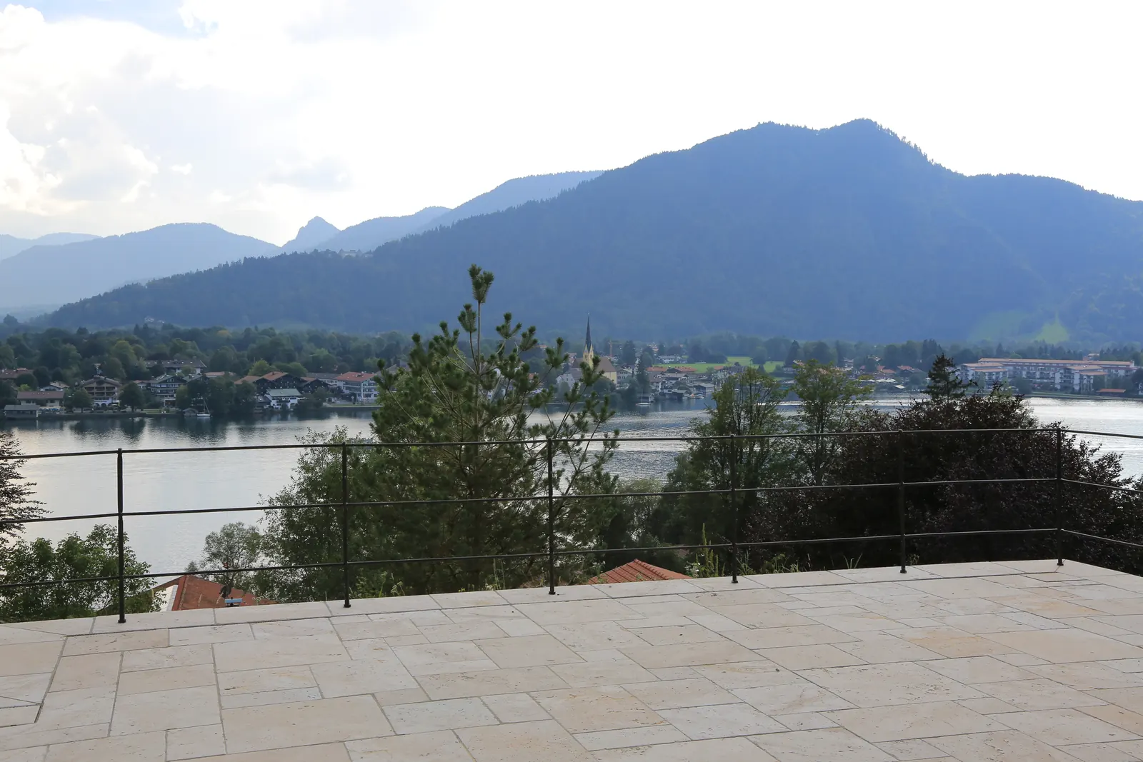 Travertin-Terrasse mit Blick über den See auf die Berge