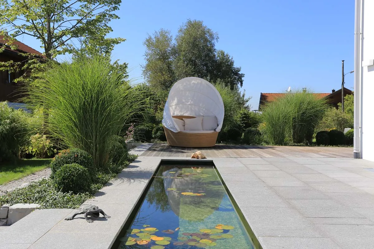 Ein Wasserband durch die Terrasse