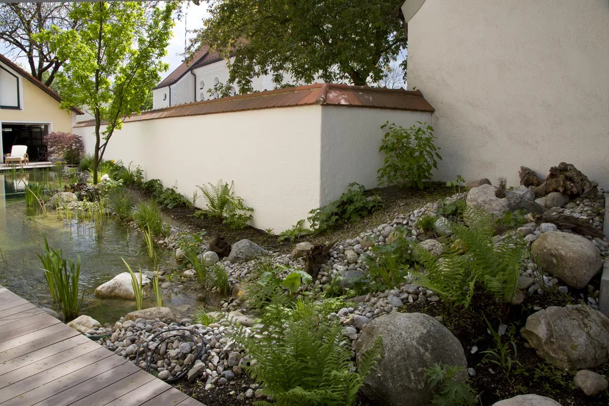Trockenmauer aus Findlingen und Bruchstein an der Hofgrenze