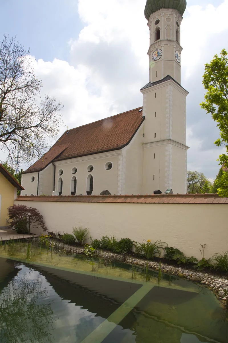 Der Swimmingpond an der Hofmauer, dahinter die Dorfkirche mit ihrer Zwiebelhaube
