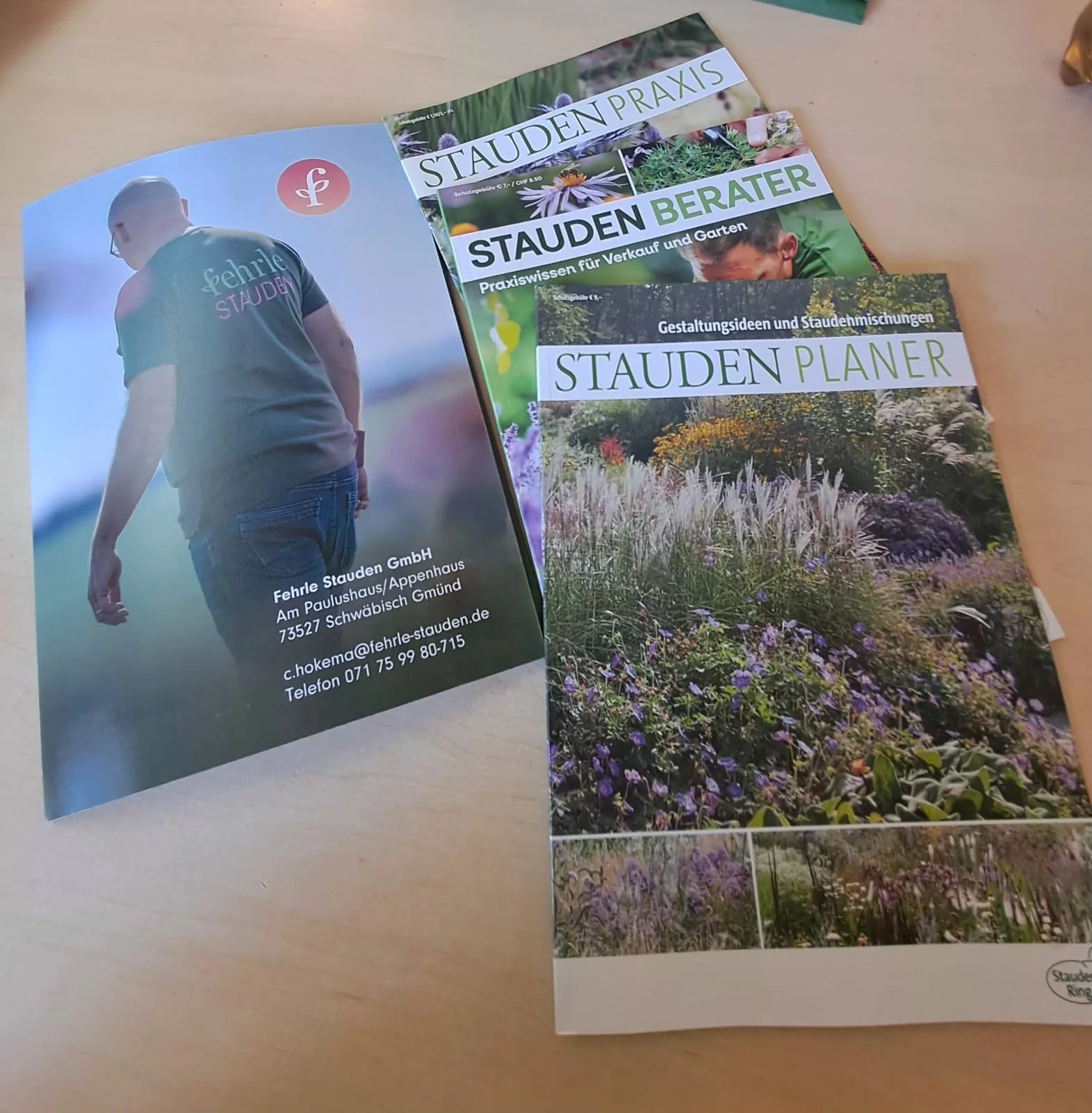 Prospekte von Fehrle Stauden auf einem Tisch: Staudenpraxis, Staudenberater und Staudenplaner