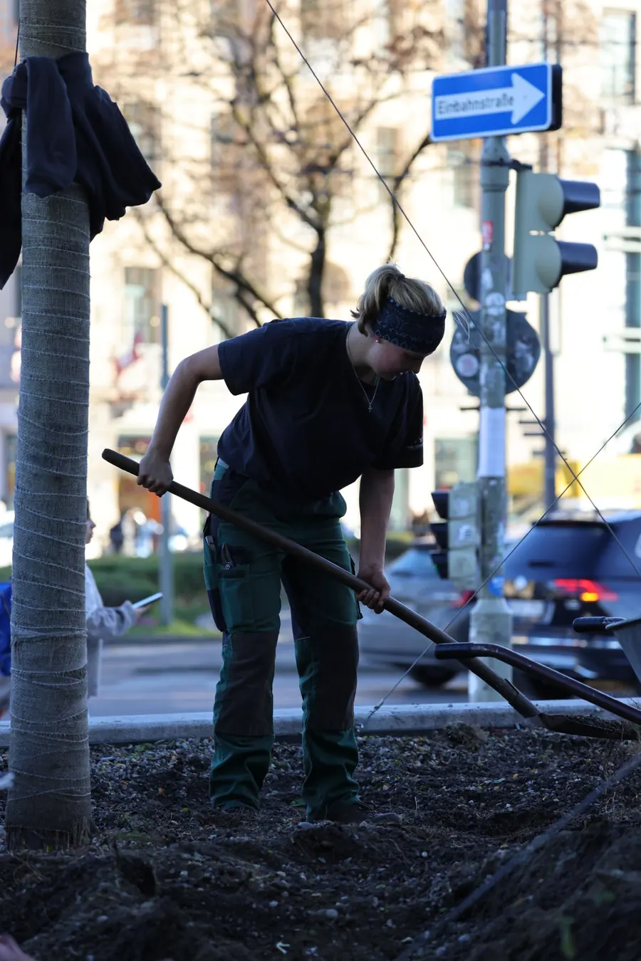 Einbau des Substrats in die Pflanzflächen