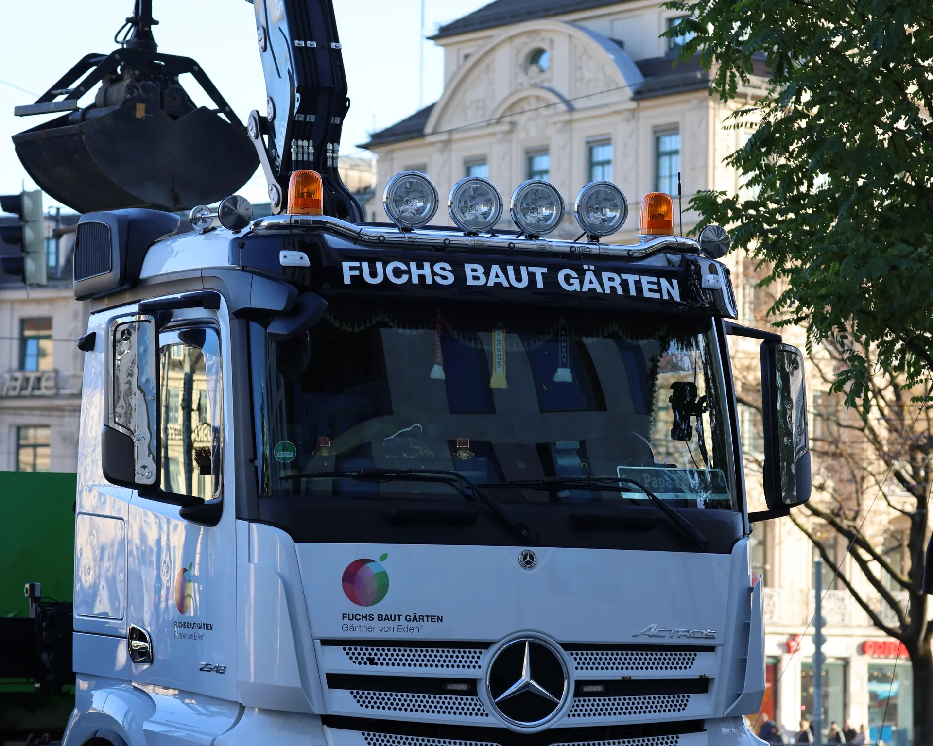 Lastwagen von Fuchs baut Gärten mit Ladekran bei einem Einsatz in der Münchner Innenstadt