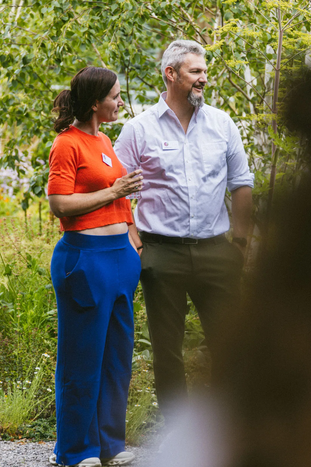 Balbina und Ludwig Fuchs lachen im Gespräch mit Gästen beim Gartentag 2026