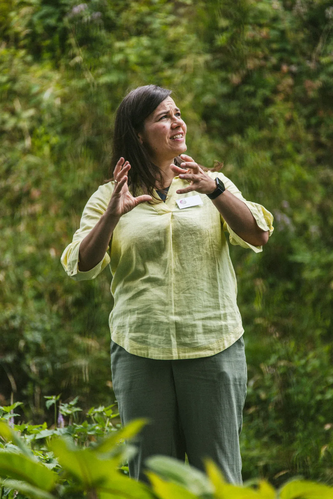 Elisabeth Simon erklärt Gästen beim Gartentag 2026 die Pflanzung