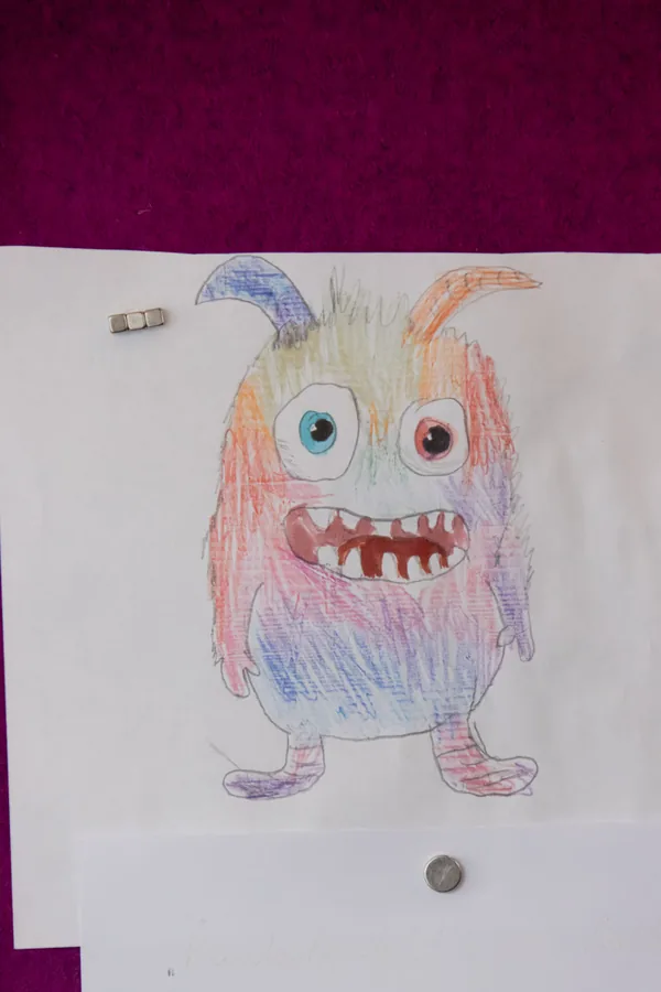 Kinderzeichnung an der Wand – bei der Versammlung malen die Kinder mit