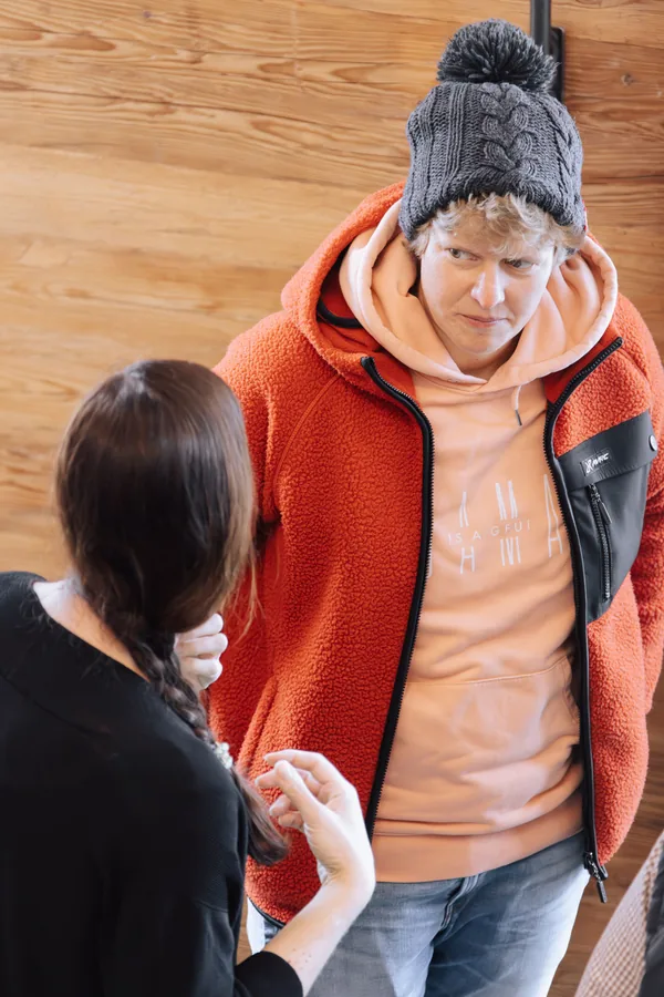 Kollegin im Gespräch, ein Kind in orangener Jacke dabei