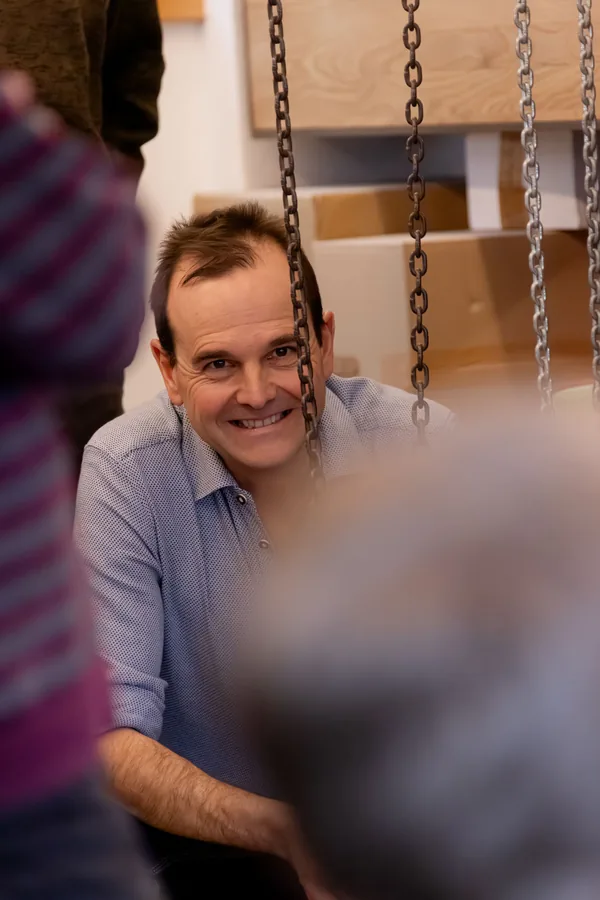 Kollege lacht mitten im Gespräch