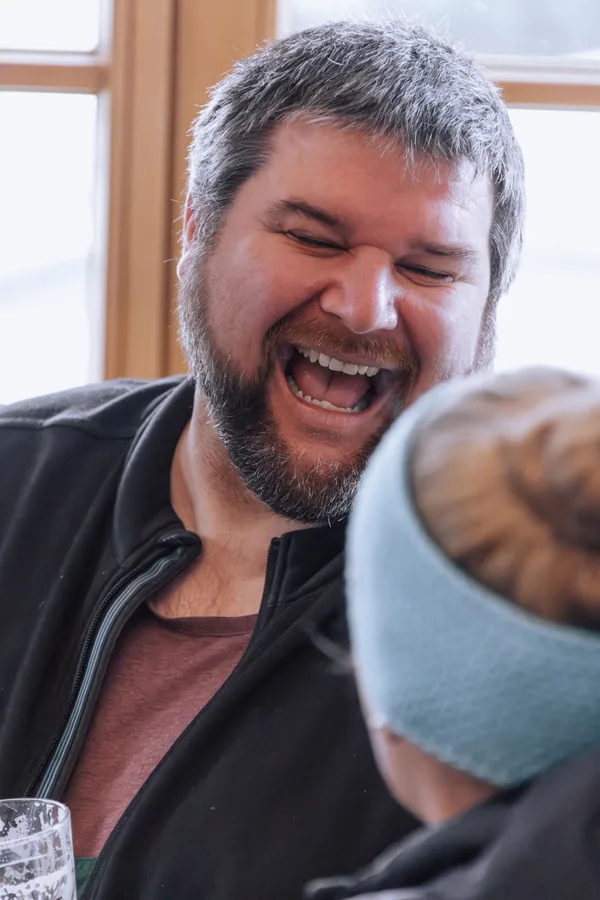 Zwei Kollegen lachen herzhaft beim Kaffee