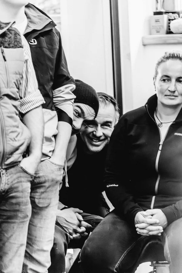 Sitzende Gruppe bricht in Lachen aus