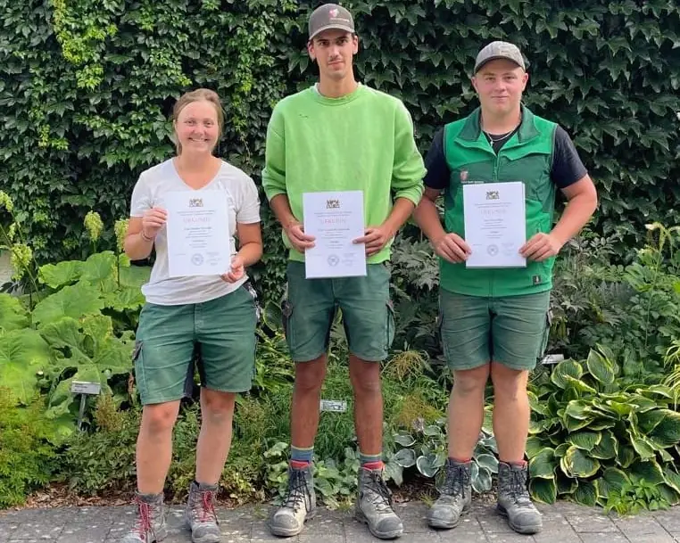 Monika Mörwald, Peter Gerg und Leonhard Landscheid mit ihren Urkunden zur bestandenen Gesellenprüfung im Garten- und Landschaftsbau