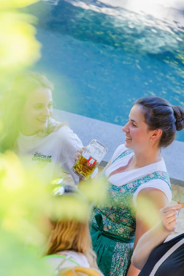 Zwei Kolleginnen im Gespräch am Beckenrand
