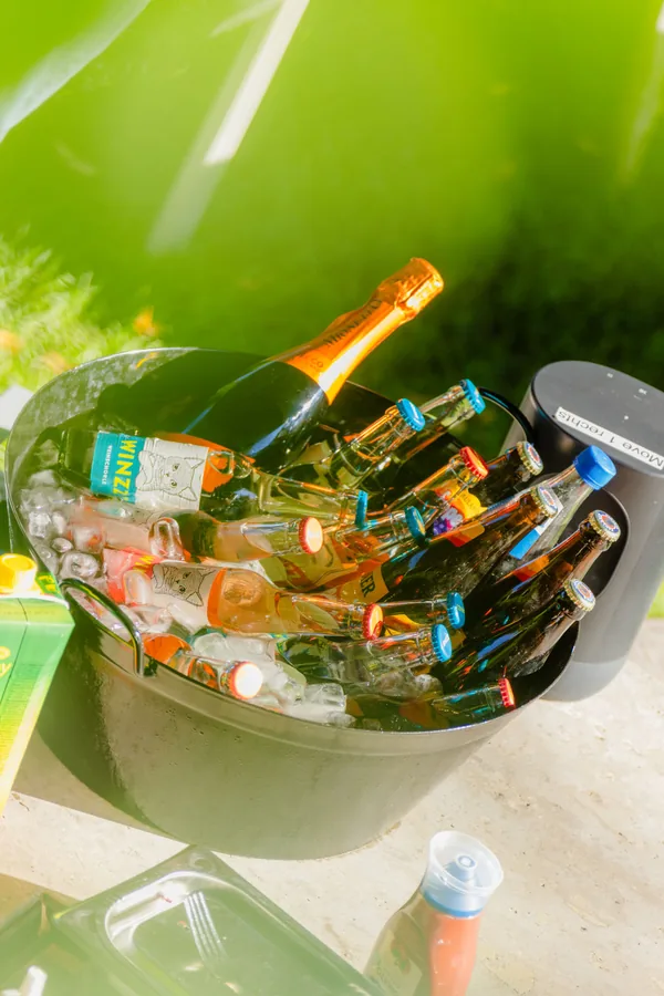 Die Getränkewanne mit Eis, Flaschen und Sekt
