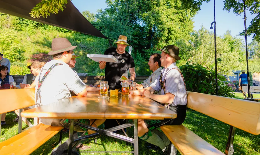 Die lange Tafel unter den Bäumen des Firmengartens