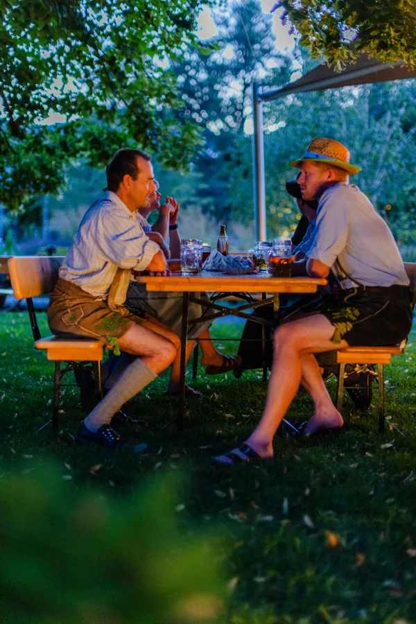 Biertische unter den Bäumen in der Abendsonne