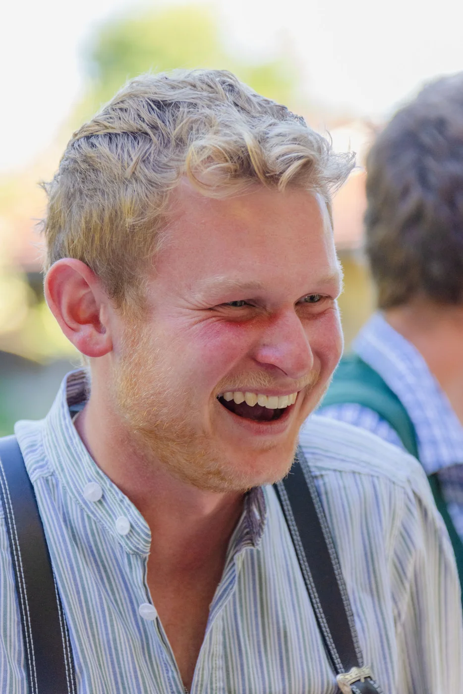 Ein lachender Kollege beim Sommerfest