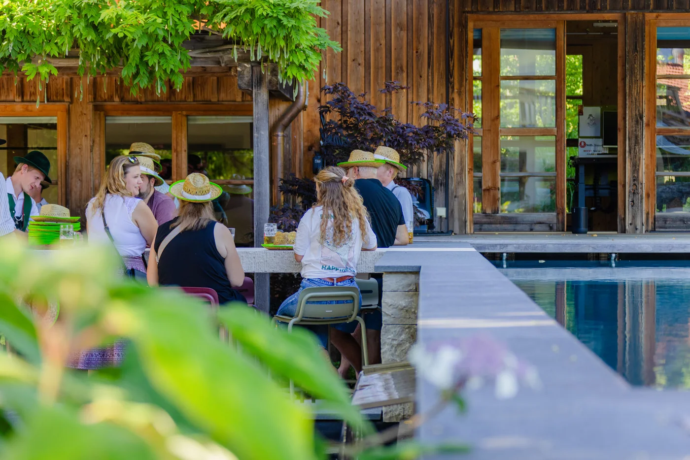 Am Rand des Living Pools im Firmengarten – hier steht die Anlage, die wir auch für Kunden bauen