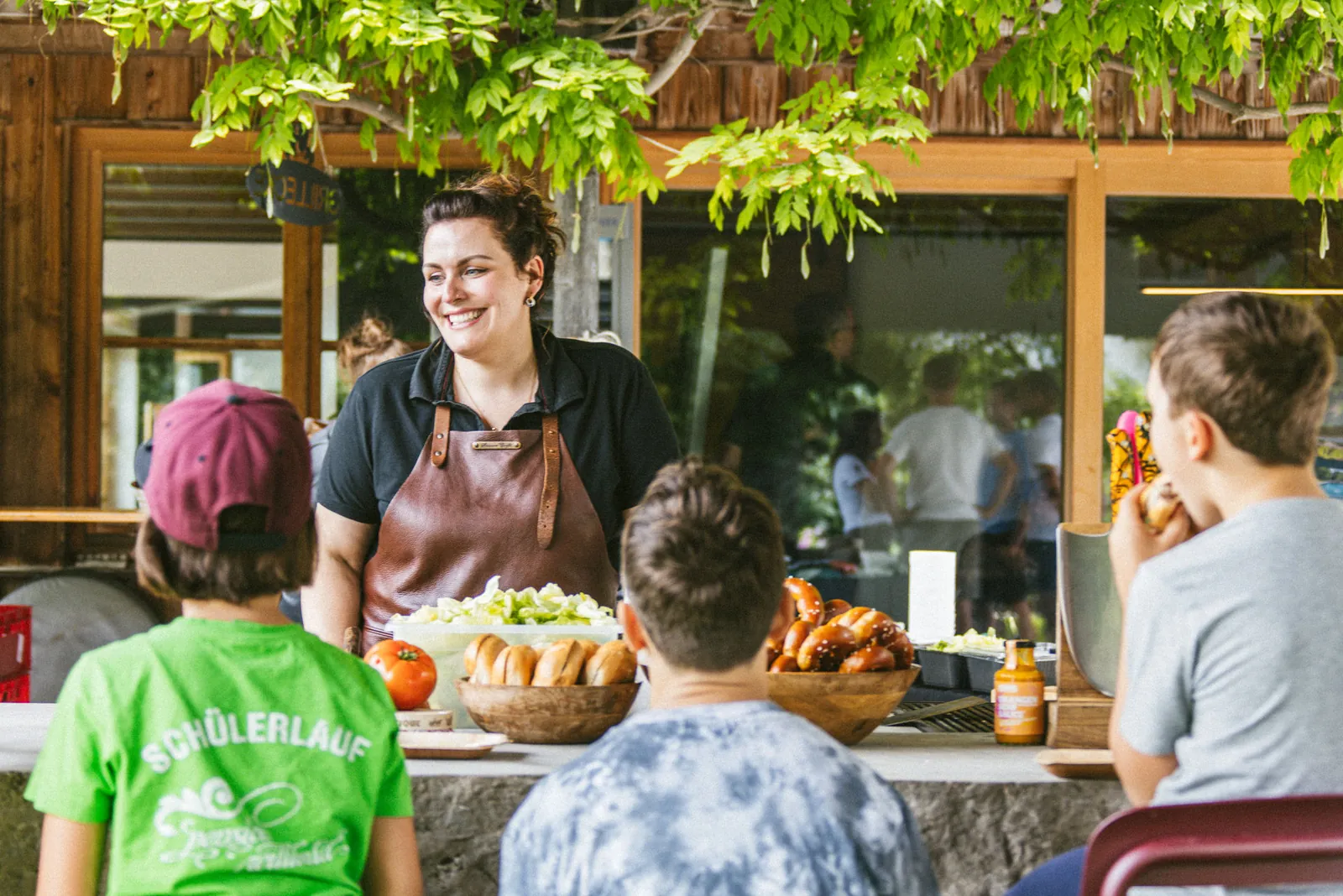 Brotzeit unter der Pergola: Körbe mit frischem Gebäck für die Gäste