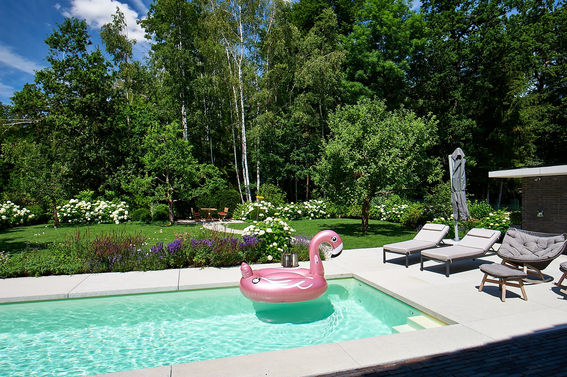 Schwimmen im Garten