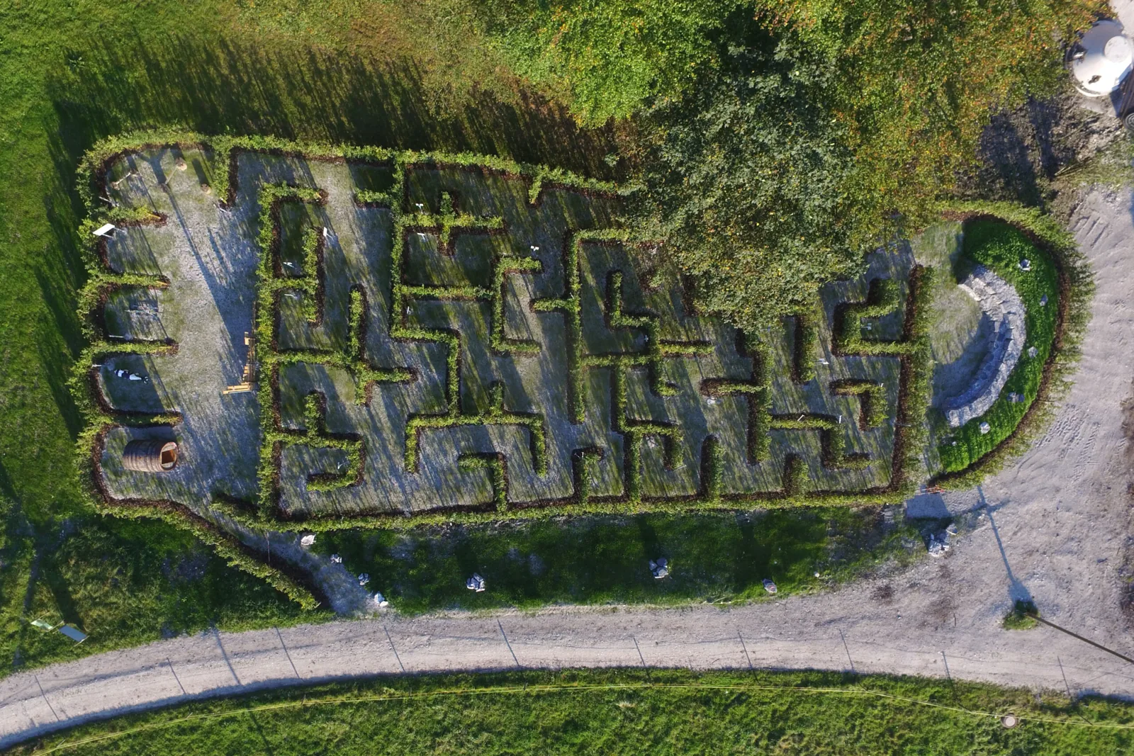 Luftbild eines Heckenlabyrinths mit geschnittenen Hecken und geschwungenem Weg