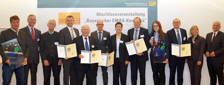 Urkundenübergabe bei der Abschlussveranstaltung des Bayerischen EMAS-Kompass
