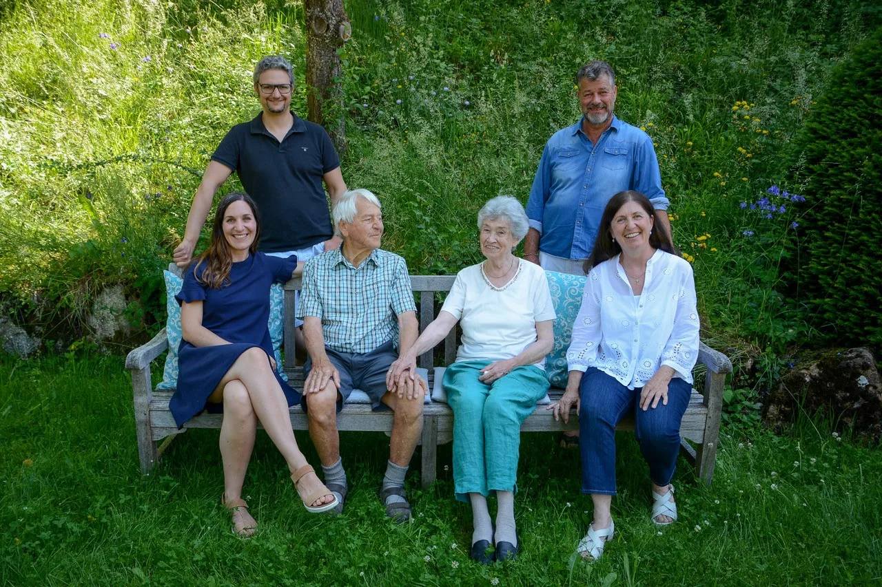 Familie Fuchs – drei Generationen gemeinsam im Garten in Schlegldorf