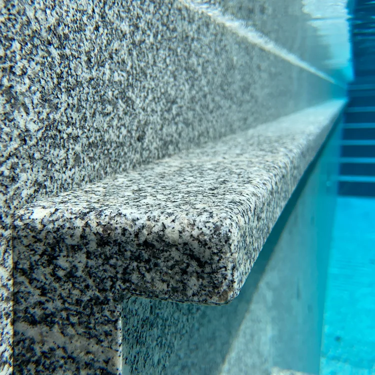 Granit-Detail eines Kusser-Pools aus Naturstein